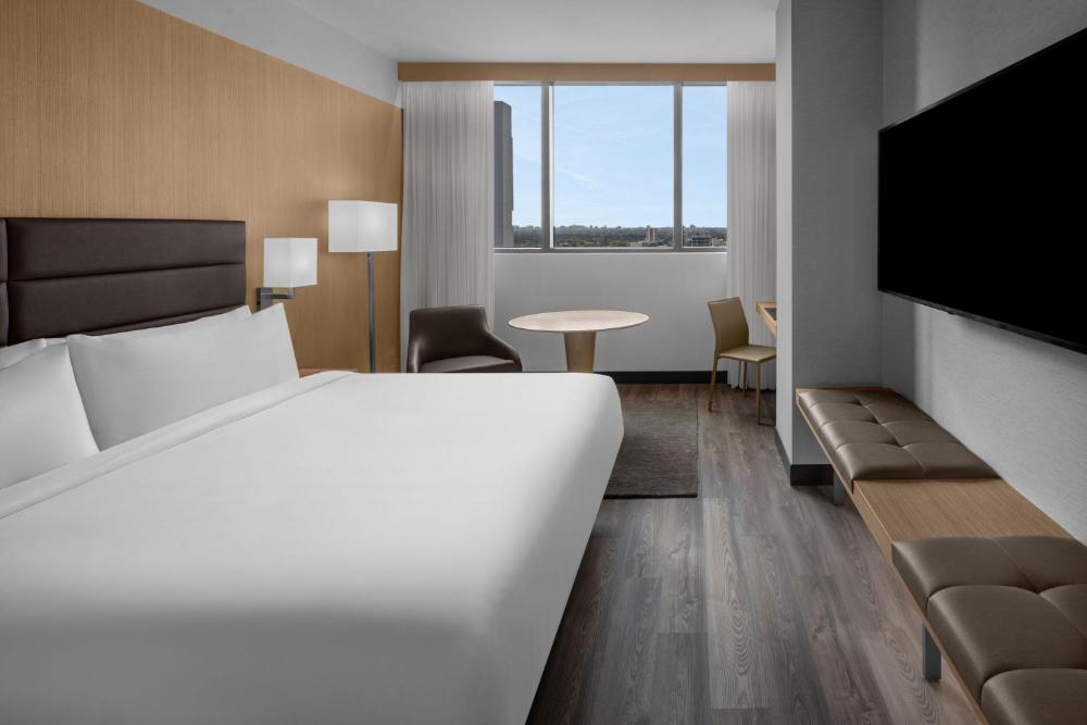 Guest room, 1 King, Skyline view, High floor interior