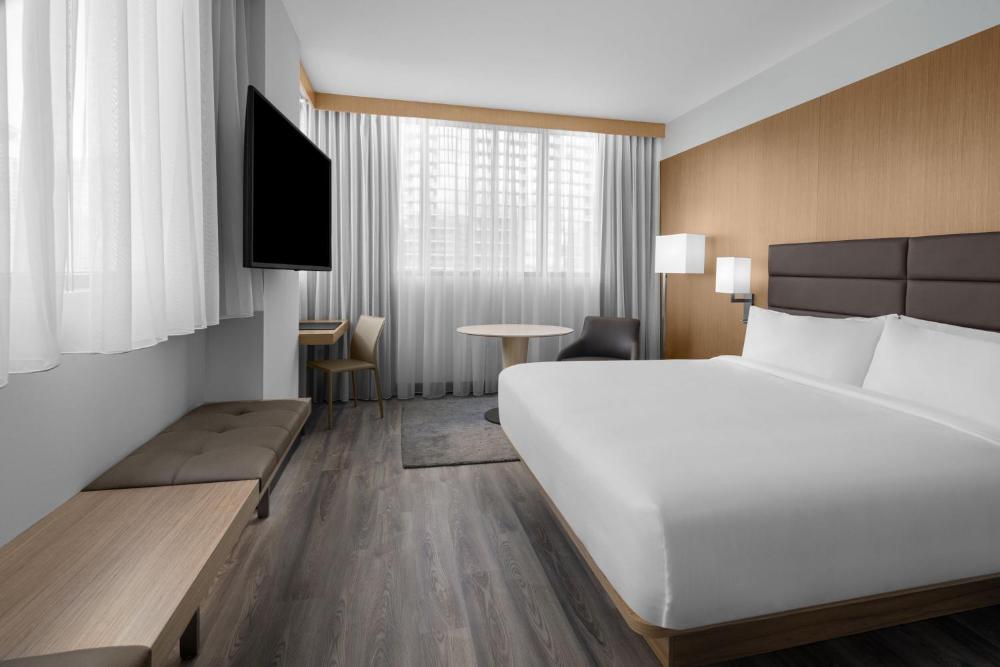 Guest room, King, Corner room, High floor interior